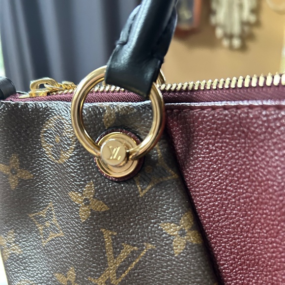FULL INCLUSION 🔥🔥Stunning Louis Vuitton V tote  in monogram/Merlot - Picture 5 of 15